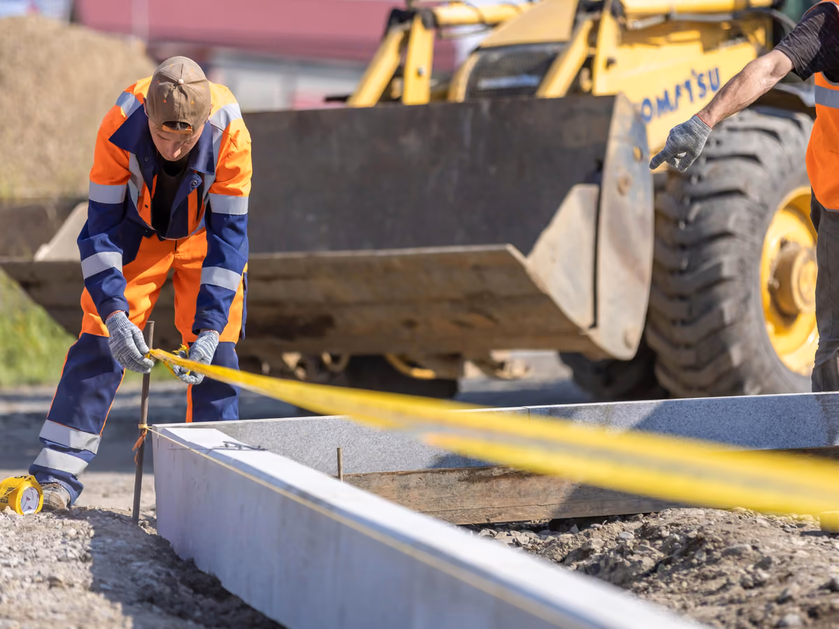 Handwerker nimmt Maß auf der Baustelle