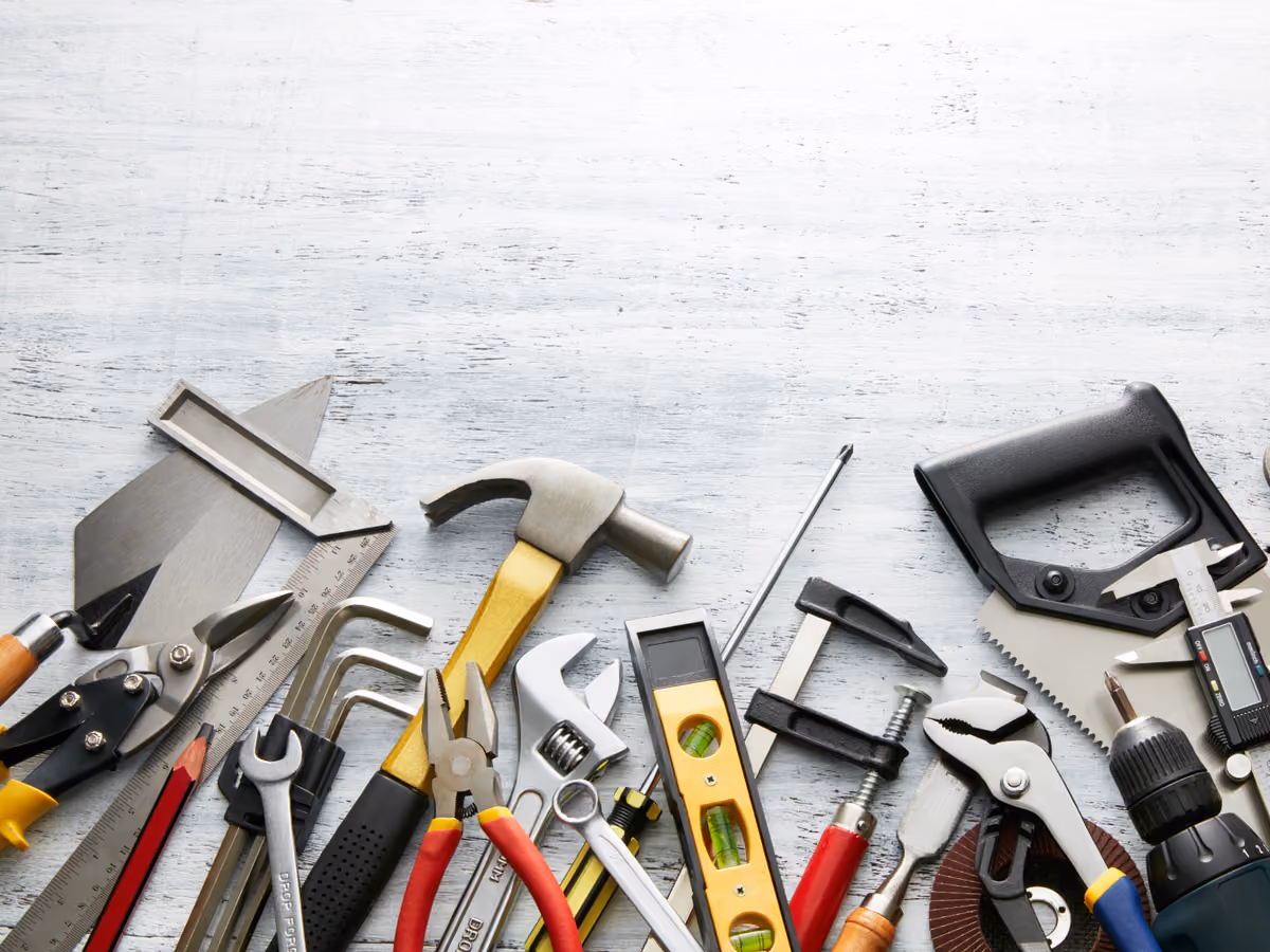 Handwerkzeuge im Verkaufsregal