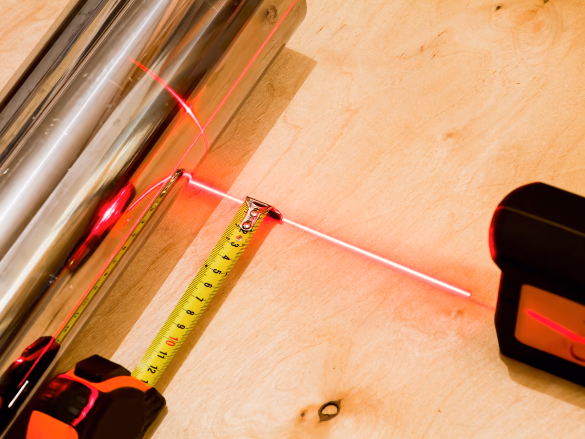 Messtechnik und Lasergerät im Einsatz
