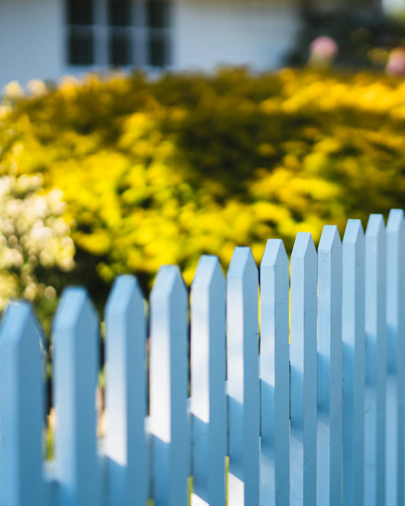 Gartenzaun als Beispiel für Zaunsysteme und Sichtschutz